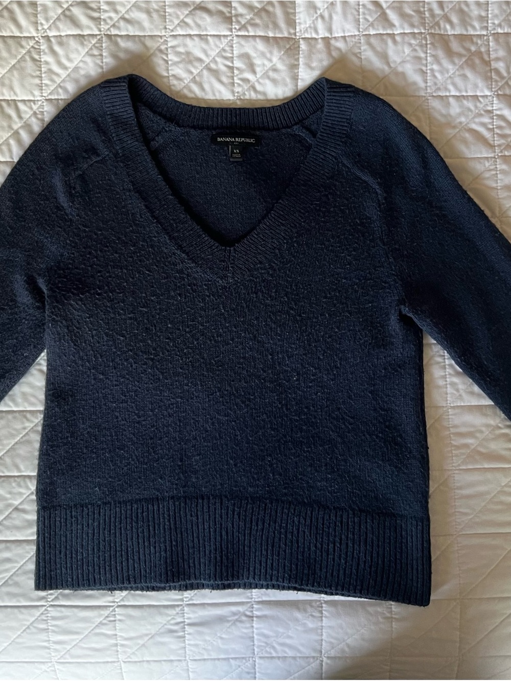 Banana Republic Women's Dark Navy V-Neck Pullover Sweater